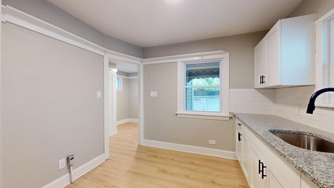 Building Photo - For August Move-In - West Blvd Area - 2 Bedroom Single Family Home
