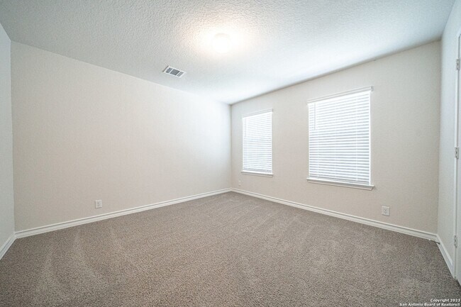 Building Photo - 909 Rolling River