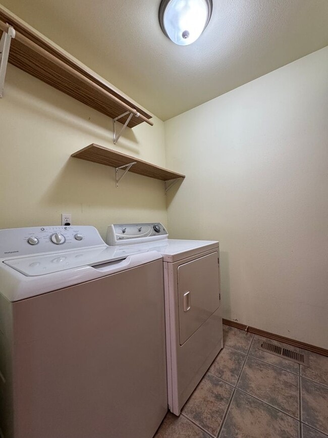 Building Photo - Modern 3BR/2BA Rental with Large Kitchen & Living Room