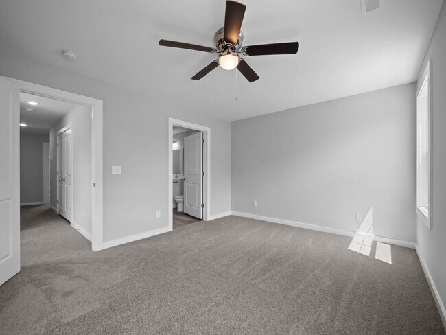 Building Photo - Large 3 story townhome near beach with com...