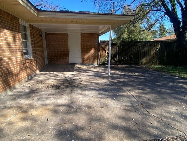 Building Photo - Completely Remodeled 3/2 in Prattville!