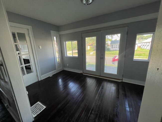 Building Photo - 1000 E 8th St