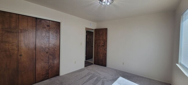 Building Photo - Newly Updated 3 Bdrm 2 Bath House Near Schools and Shopping, Corner of Shasta Pines and Mistletoe