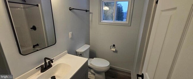 Building Photo - 1040 Chestnut Rd