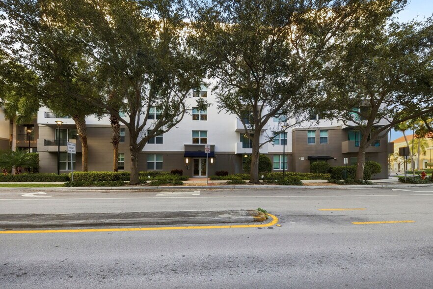 Building Photo - 2421 NE 65th St