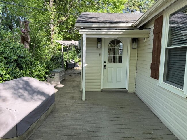 Building Photo - 2901 Lindsay Ave