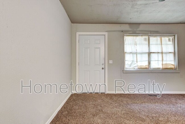 Building Photo - 1135 N Billen Ave