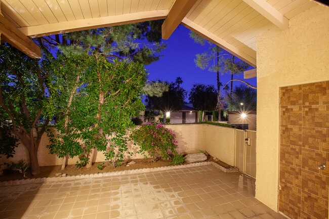 Building Photo - 451 E Vía Carisma