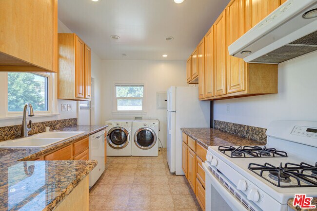 Building Photo - 1447 N Vista St