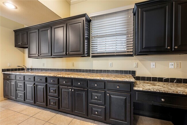 Building Photo - 2700 S Everest Ave