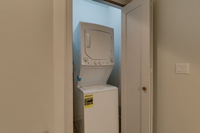 Building Photo - Modern, Spacious 2020 Townhome in West Seattle!