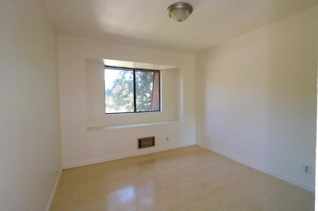 Building Photo - 2 bedroom in San Rafael CA 94901