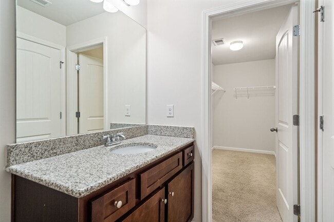 Building Photo - 3 Bedroom Townhome in Jonesboro!