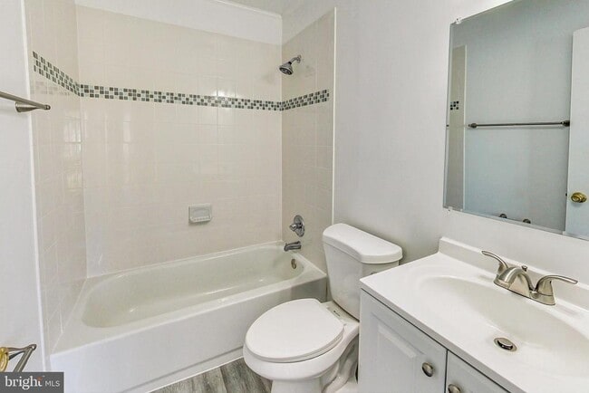 Building Photo - 906 West Side Dr