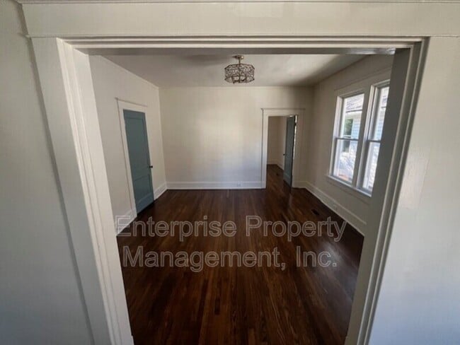 Building Photo - 1321 Snowden Ave