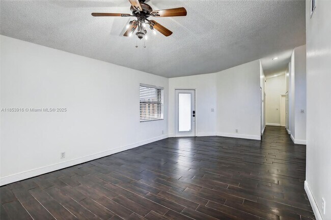 Building Photo - 581 Lakeside Cir