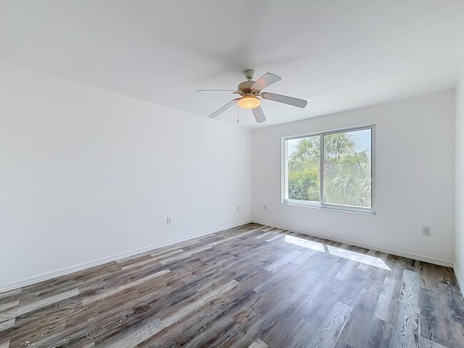 Building Photo - 1119 Villa Cir