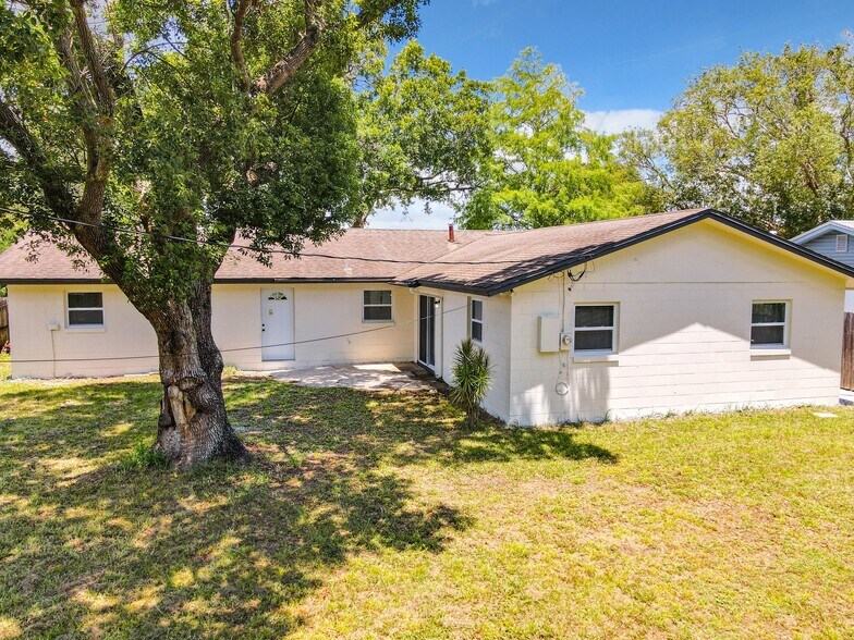 Building Photo - 877 Park Manor Dr