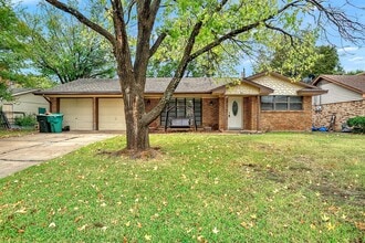 Building Photo - 921 Holiday Dr