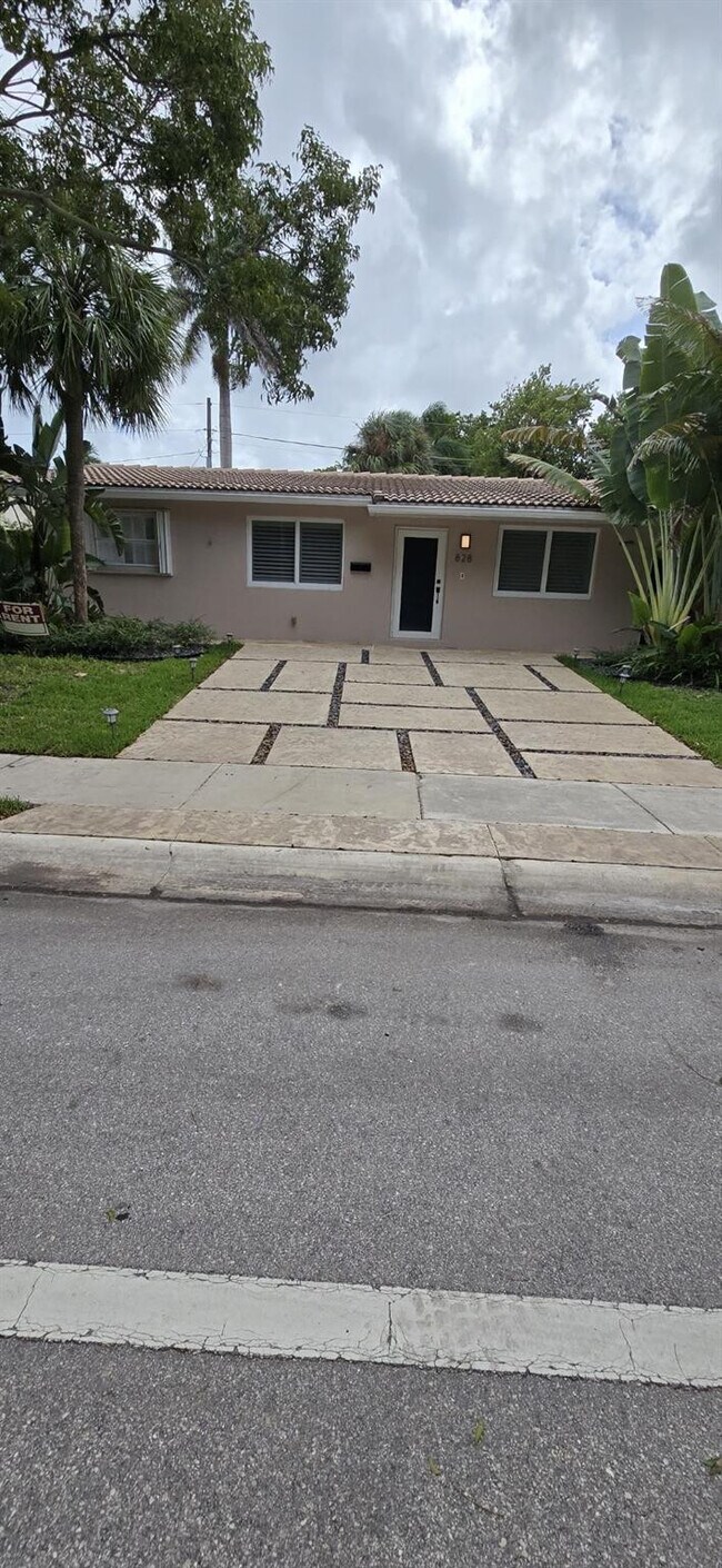 Building Photo - 828 Johnson St