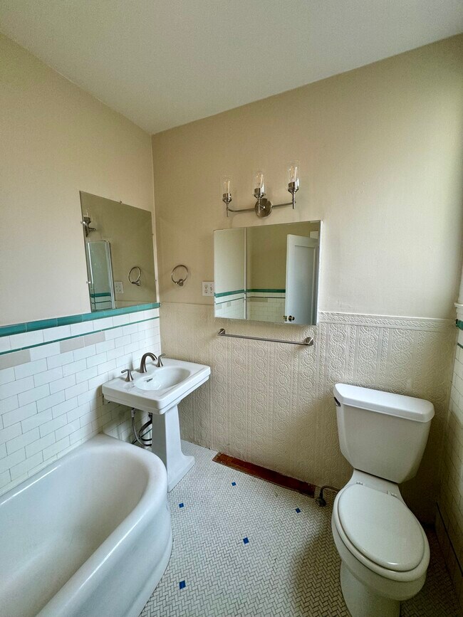 Building Photo - 2538 15th Ave