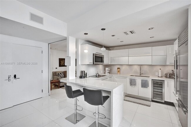 Building Photo - 17121 Collins Ave