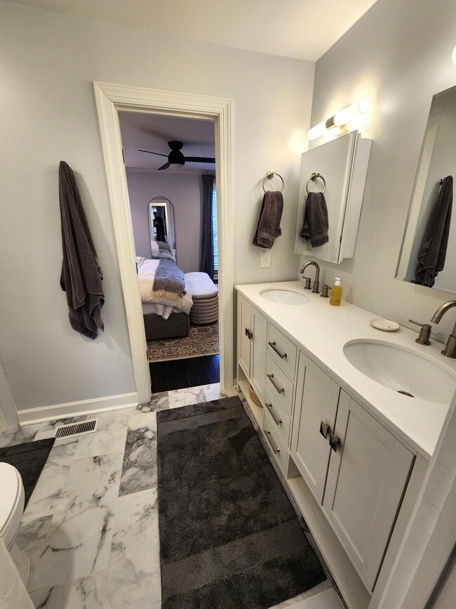 Building Photo - Location, location, location! Beautiful 2BR/1.5BA townhouse in West End Park!