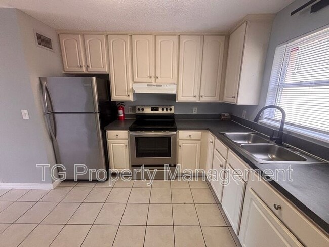 Building Photo - 207 7th St S