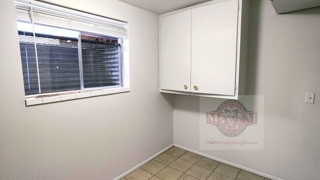 Building Photo - Remodeled 3 Bd 2 Ba Duplex Above Foothill