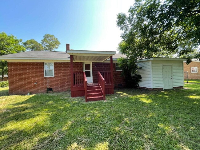 Building Photo - SPACIOUS BRICK RANCH in GOLDSBORO! 4 BR, 2 BA - FENCED-IN YARD *Convenient to SJAFB*