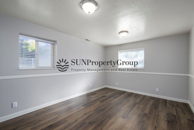 Building Photo - Great Updated Family Home in Excellent Clinton Location!