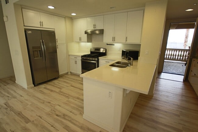 Building Photo - 2 Bedroom/2.5 Bath Townhouse