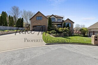 Building Photo - 5 Bedroom Dream Home!