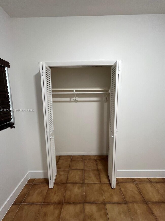 Building Photo - 920 SW 30th Ave