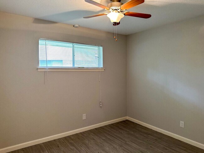 Building Photo - 4 Bedroom / 2 Bath / 2 Car Garage