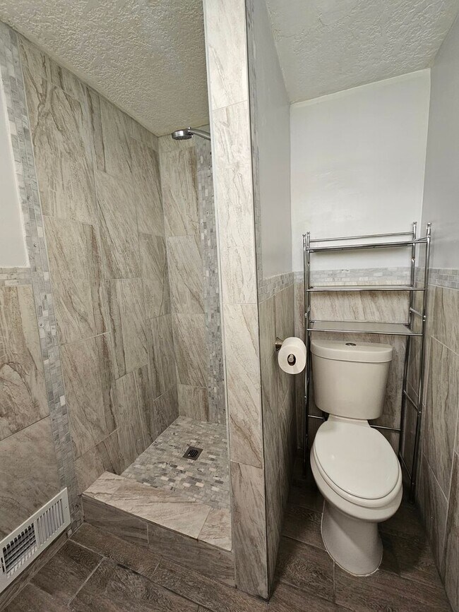 Building Photo - Beautiful 5 Bedroom home in Great Layton Location!