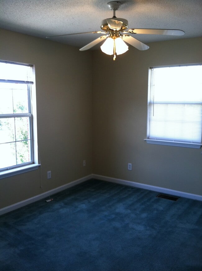 Building Photo - 3BR/2BA Duplex in Prime Location – Lawn Care Provided