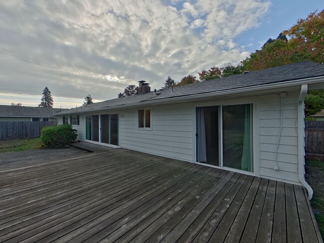 Building Photo - 3 Bedroom Family Home in the Harlow Street Bridge Area