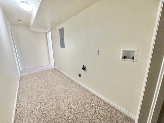 Building Photo - 4 bedrooms plus 2 additional areas. Price Reduced!!