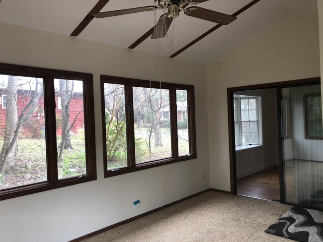 Carolina room - 1525 Dawnview Dr