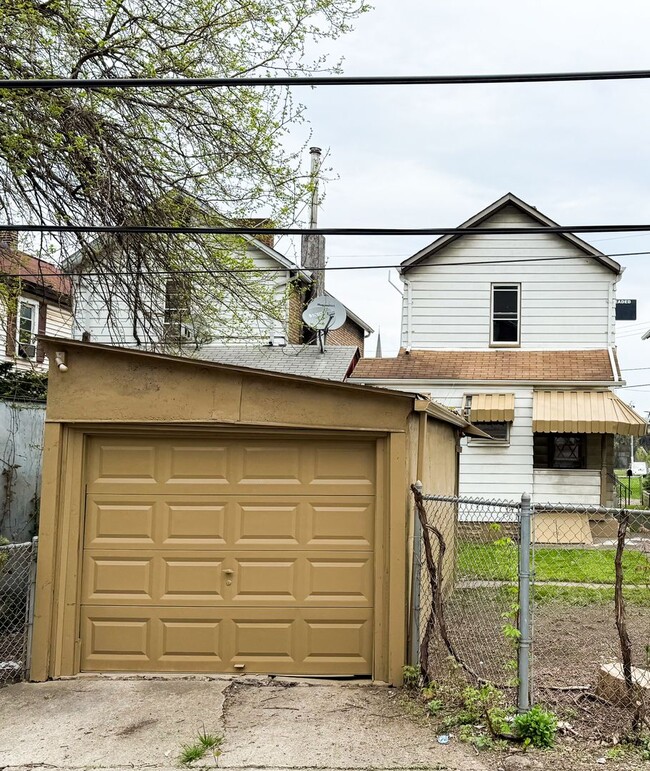 Building Photo - 1ST MONTH FREE! 2 Bedroom home in McKees R...