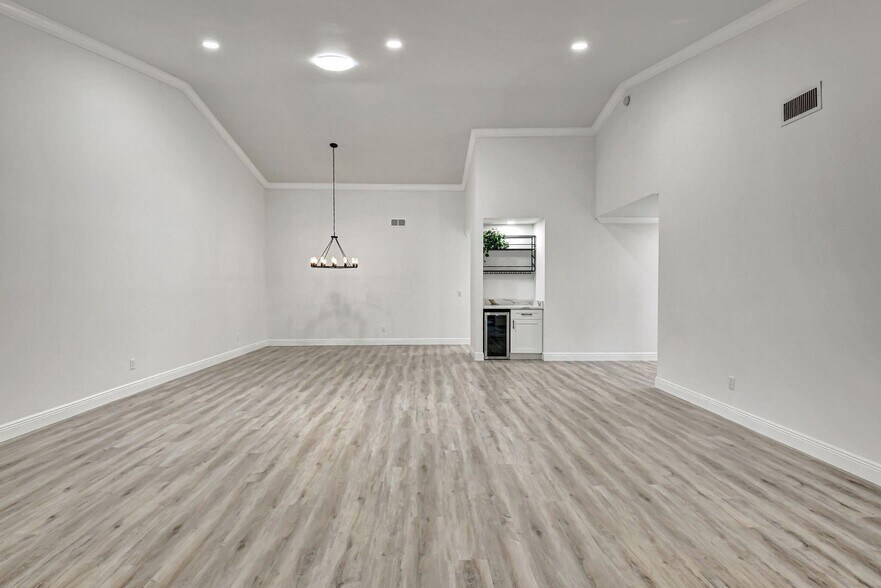 Building Photo - 4705 Fountains Dr S
