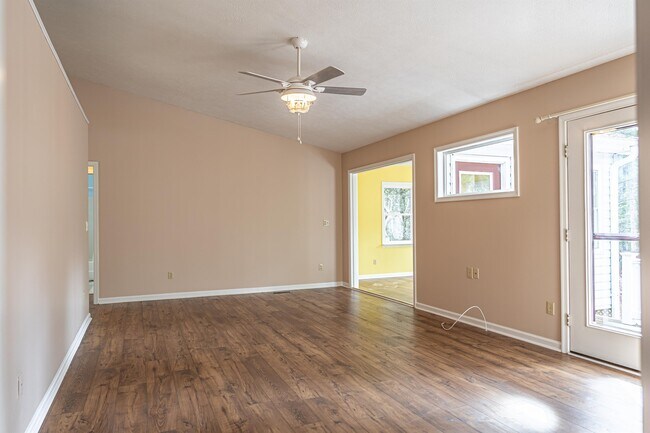 Building Photo - 104 Primrose Cir