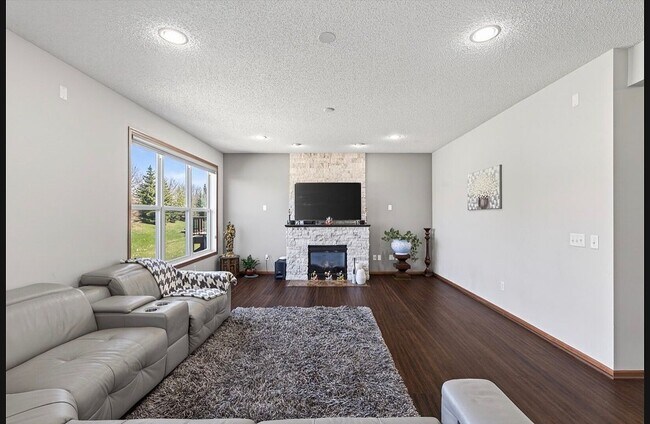 Building Photo - 15275 Plumstone Dr