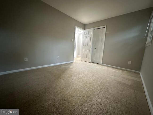 Building Photo - 10152 Village Knolls Ct