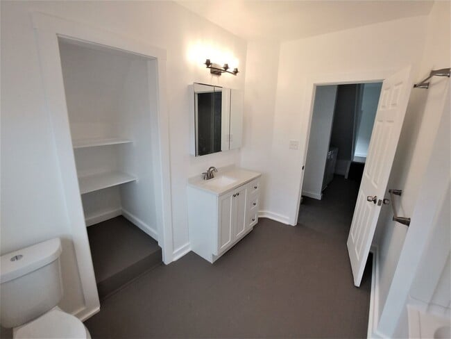Building Photo - GORGEOUS, large 3 bedroom stand alone hous...