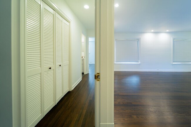 Building Photo - Newly Remodel Home in West Hills!