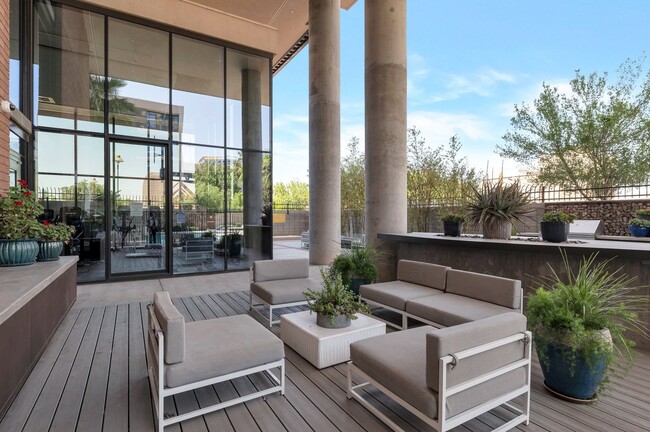 Building Photo - Luxury Condo in the Heart of Downtown Phoe...