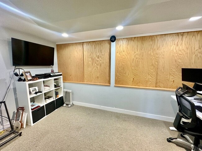 Building Photo - 3 Bedroom Townhome near USD!! Parking + La...