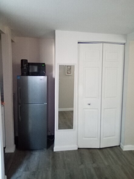 Building Photo - 1850 Service Rd